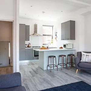 https://modern-luxury-apartment-sleeps-6-best-location.belfasthotelsireland.com